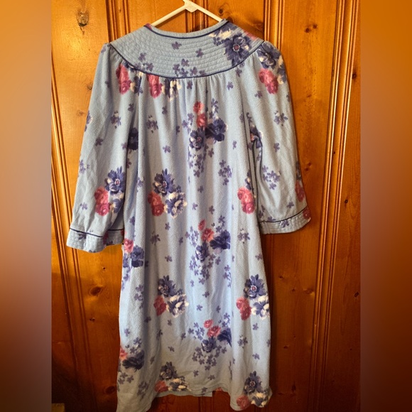 Size Medium Women’s house robe     White Stag Sleep Wear Has 2 pockets Snap Up - Picture 2 of 5